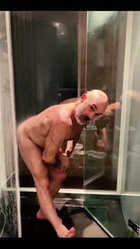 머리에서 발끝까지 (그리고 자지!) 샤워 중에도 할 수 있는 스트레칭 루틴.