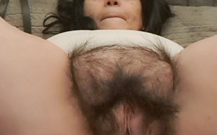 Mommy big hairy pussy: MAMĂ SEXY CU PIZDĂ ROZ CU PICIOARELE DESCHISE
