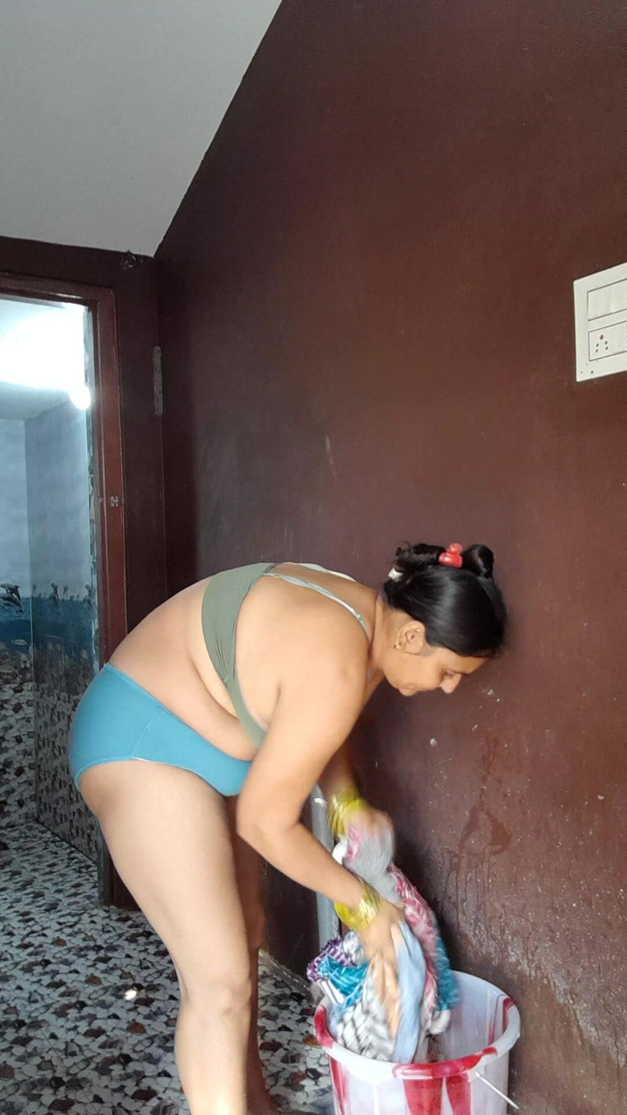 Puja555: デシ成熟女性がシャワーを浴びている