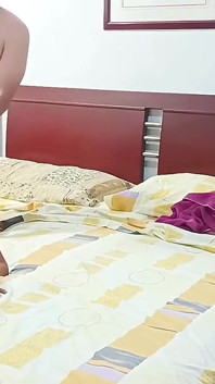 Swingersamateur40 зраджує своєму чоловікові в готелі зі своїм коханцем. Вона каже йому, що вона в спа.