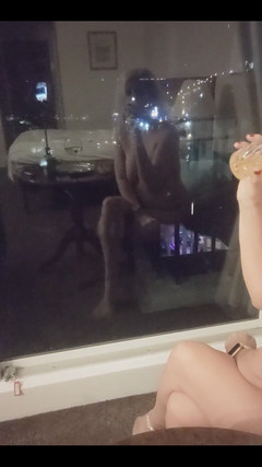 Maggie Moon: 窓に映る私の姿を少し芸術的にしようとすると、うまくいきました