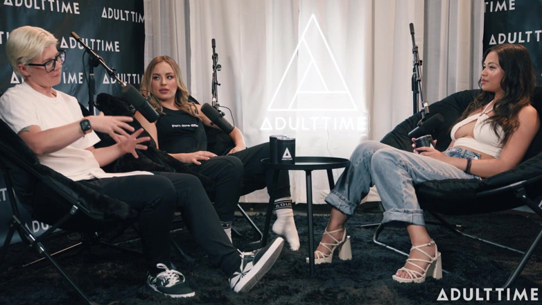 Adult Time Podcast: Scarlett Alexis и Anna Claire Clouds Ручки и Mile High Club | Время для взрослых, подкаст