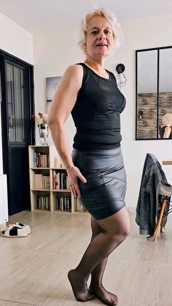 Sofy13: V mé kožené sukni a mých podvazcích