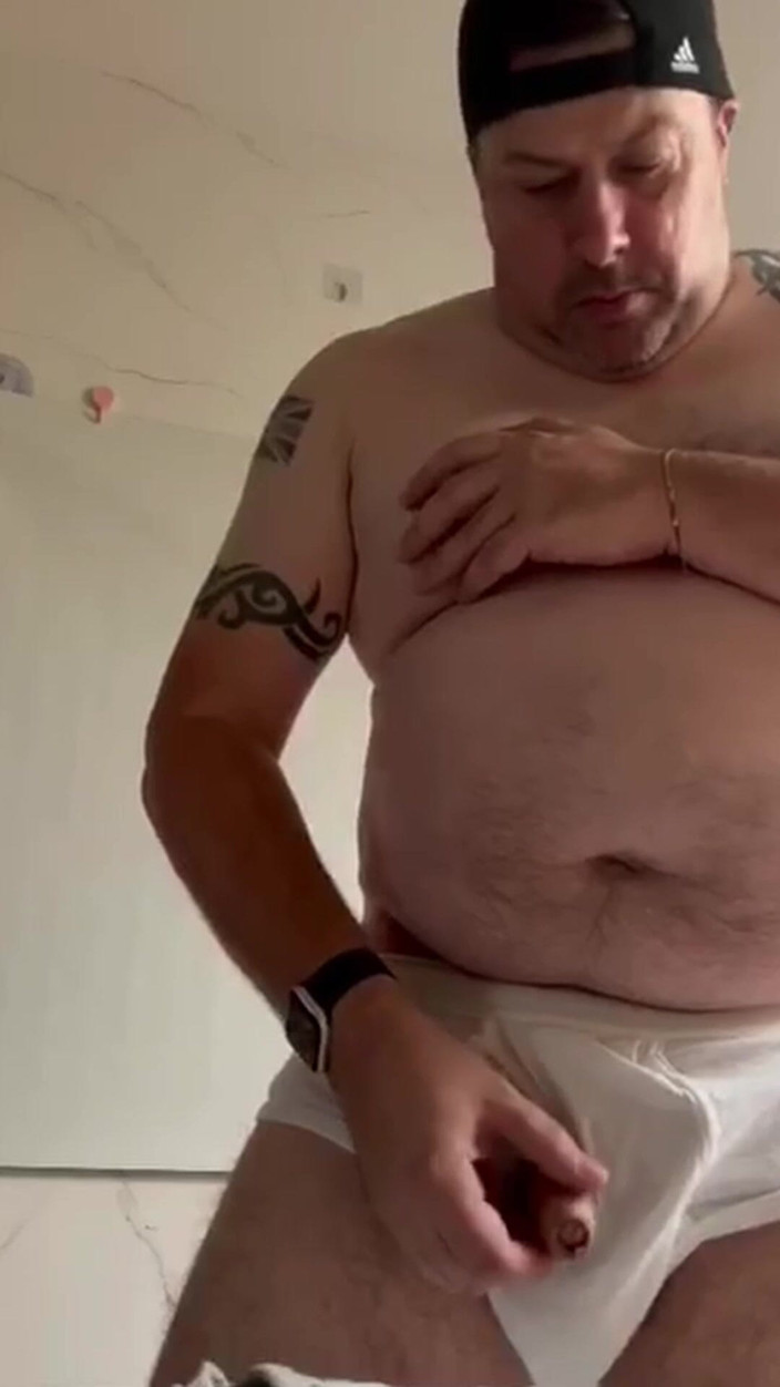 uktattooedchub74: Dans des nichons étroits, je me branle et éjacule