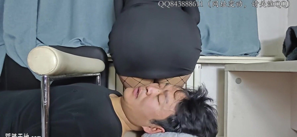 Giantess Domination: Подруга сидит на лице 180 см, игра 3