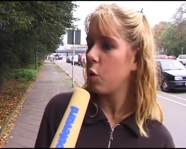 Deutsche Camgirls: Симпатичная тинка из Германии мастурбирует на кастинге на улице