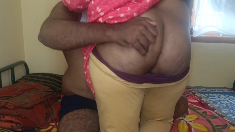 Apple baby: Married Women Enjoying Bed with Her Manager