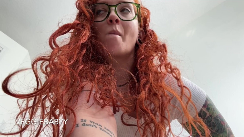 Veggiebabyy: Une exécutrice rit et prend ton pied avec ton impuissance...
