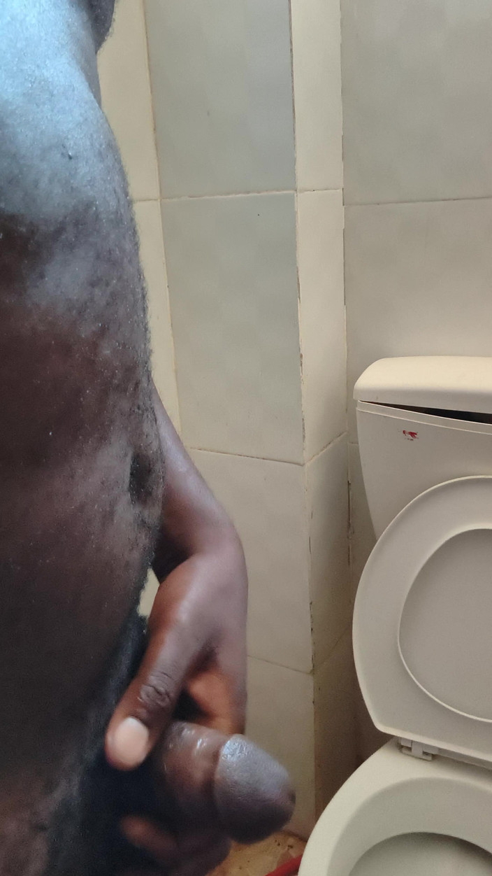 Kenyandick: Solo dojrzały mężczyzna szarpanie swojego czarnego penisa w łazience i uwalnia...