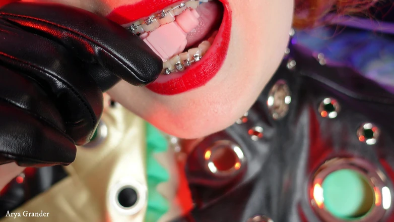 Arya Grander: Chocolade dingen eten ... Reuzvrouw leuk! SFW