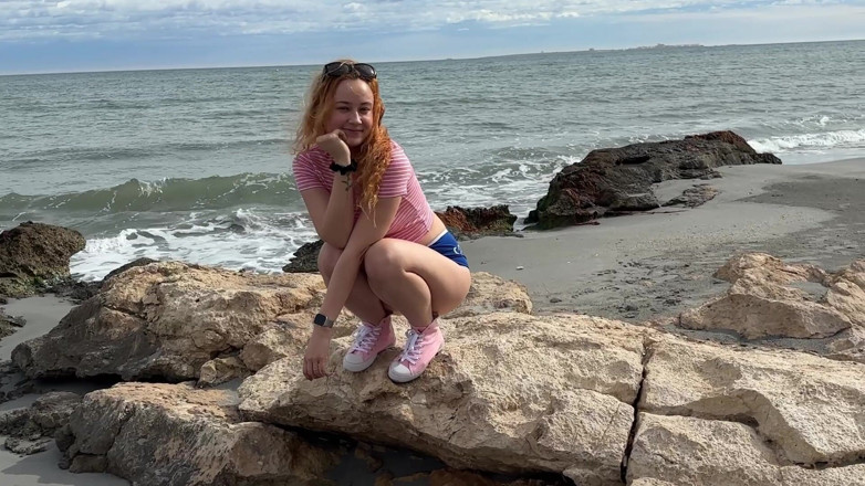 Sheryl X Sinclair: Menikmati Playa Pasir Gelap, mengumpul cangkerang