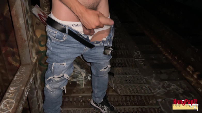 Hung Papi: Cowok kontol besar ini kepergok masturbasi sendirian sambil coli di...