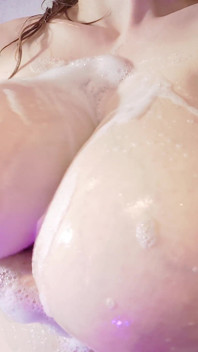 Meus cuidados com os peitos no chuveiro: grandes mamas precisam de mais atenção e amor | Lilykoti