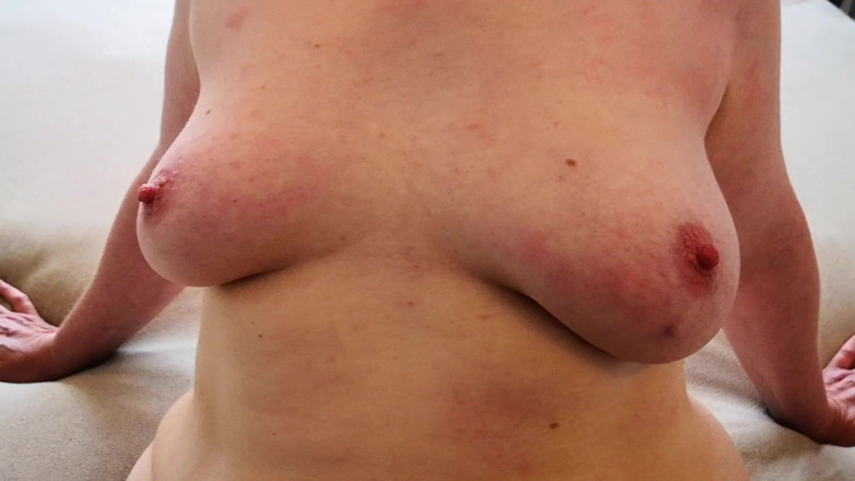 Bouncy Tits Action: Smiskande bröst med tidning