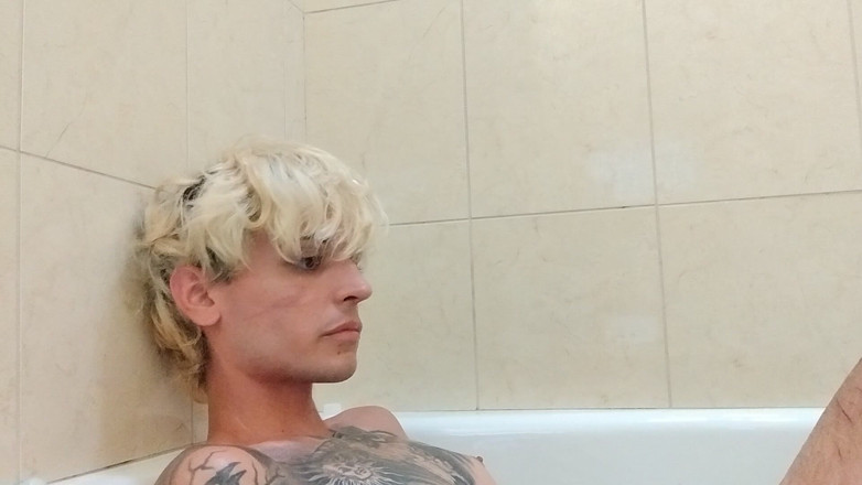Vovxxx: Mandi di My Piss