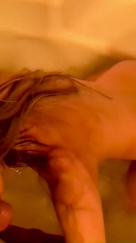 Cogí a mi hijastra con un lindo juguete en el culo y la follé bien