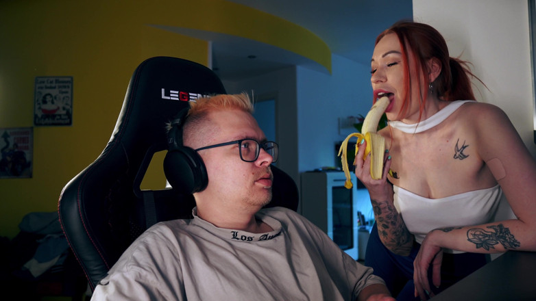 Toma Mur: Stepmom Seduces Stepson Under Desk for Facial While He Games