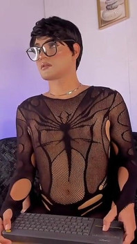 Ken Femboy Dança Diante Da Câmera Vestido Como Uma Prostituta Sissy