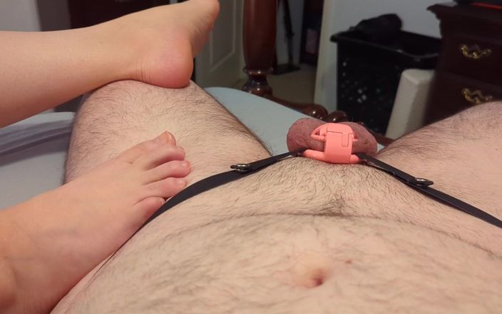 Always Fun No Pants: Hotwifeの足はロックされた寝取られをからかう