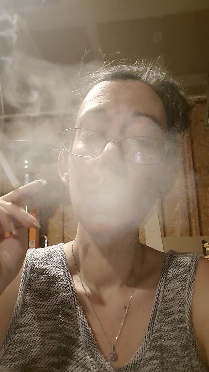 Naughty alchemy: Megera gostosa fumando