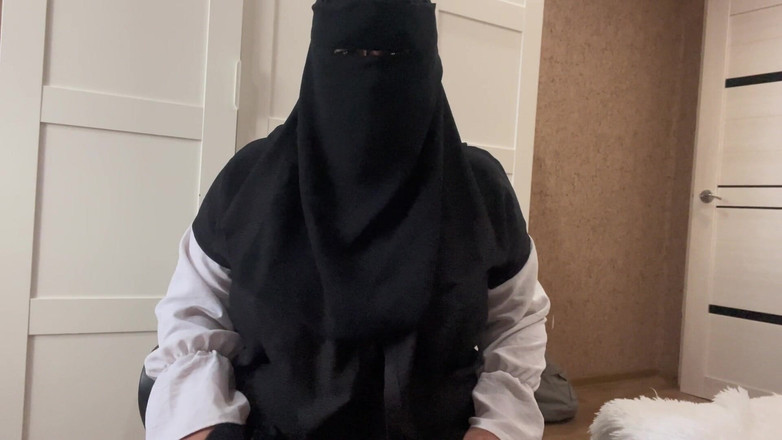 Lux Eva: Moroccan Stepmom Gives JOI