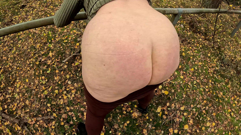 Bouncy Tits Action: Naken röv och bröst spanking i skogen