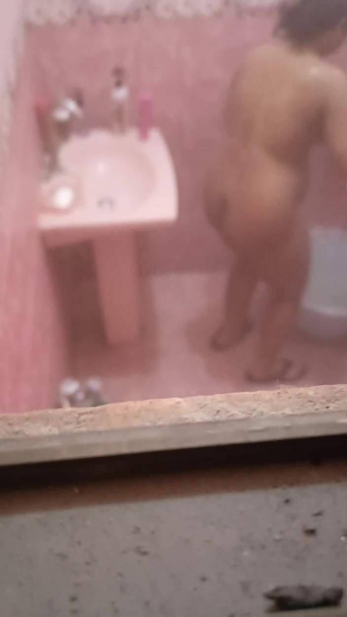 Faryal: Jag gjorde en video av Bhabhi som badar