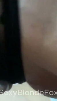 A loira gananciosamente masturba seu pênis e se masturba