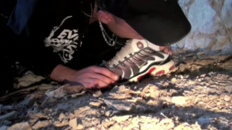 Sneaker gay: Slet onderdanig aan voeten en voet van strakke man buitenshuis