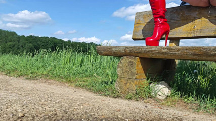 Lady Lena XXX: Who Pisses More?