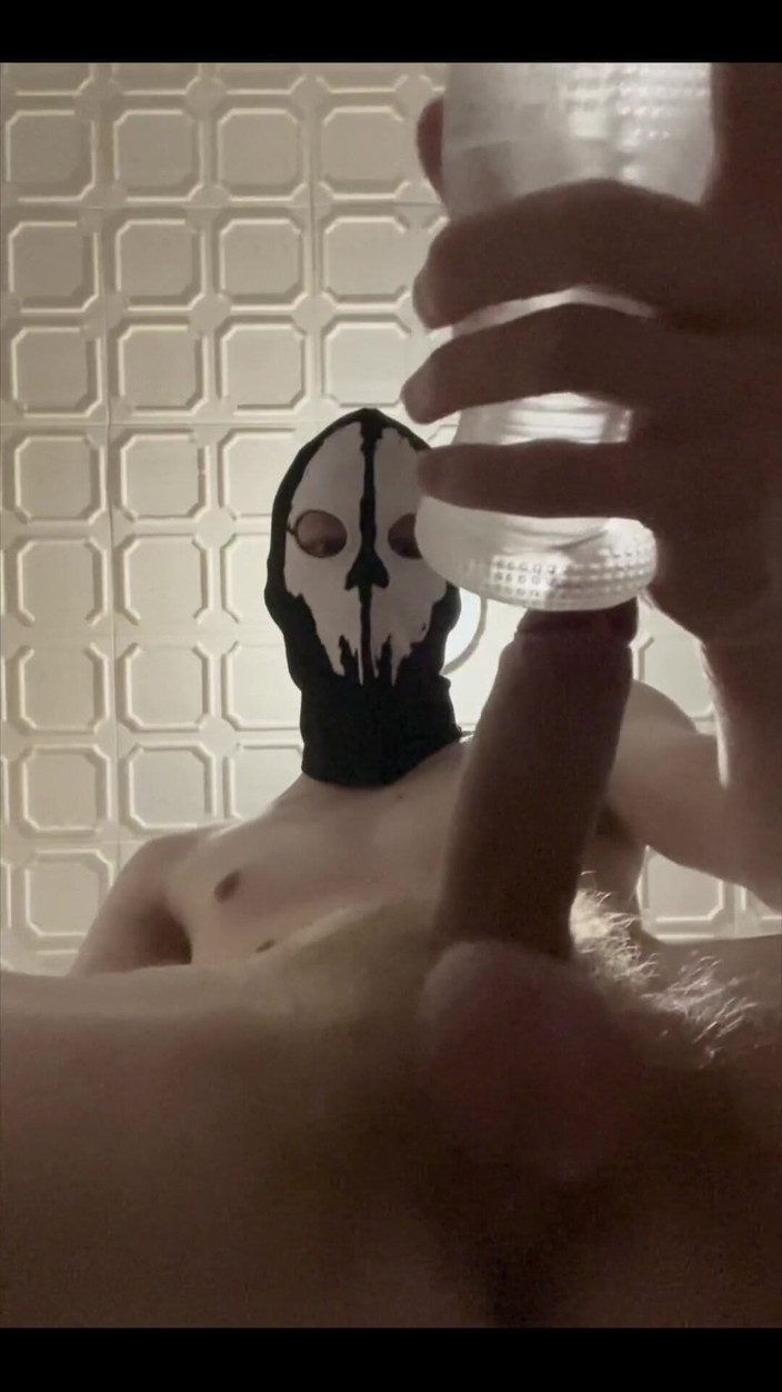 Johnny69227: Polla caliente de 7 pulgadas (18 cm) propiedad de una twink delgada...