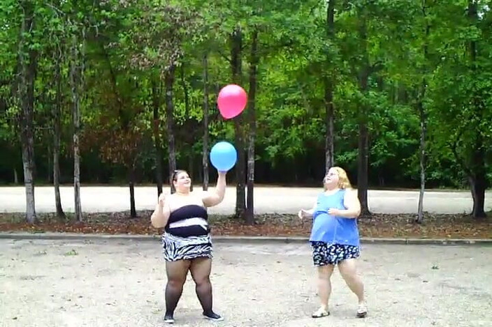 BBW nurse Vicki adventures with friends: Angie Kimber a já si hrajeme s balónky venku