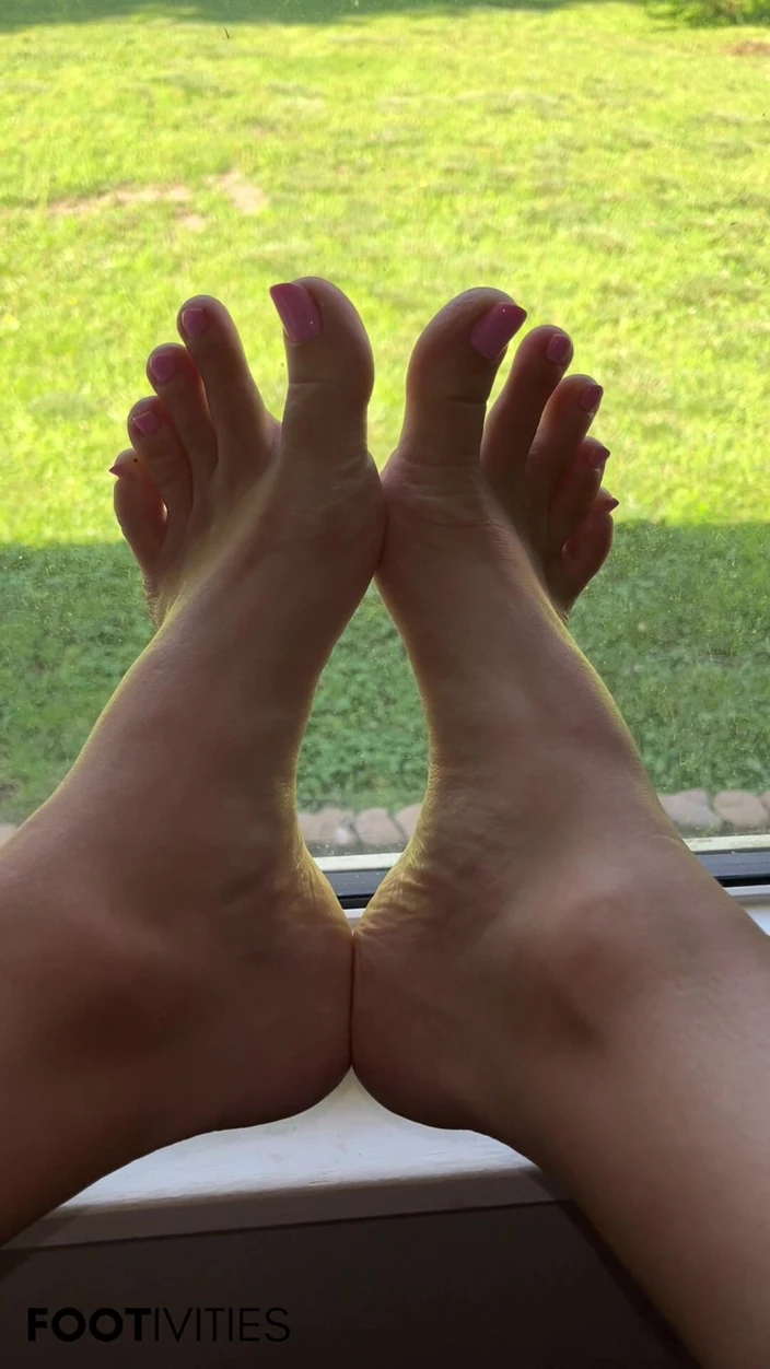 footivities: Ivys Feet di Tingkap