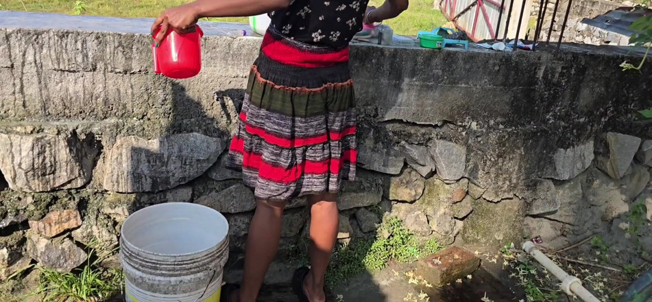 SafeRosebush8: 妻の白いブラとピンクのパンティを使った入浴ポルノビデオ