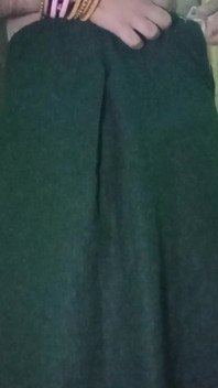 La travestita gay indiana gaurisissy in verde Sarie preme le sue grandi tette e si sditalina nel culo