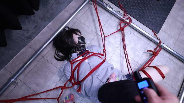 Aisan girl bondage: Iubita minunată este legată cu mănuși, un guler și o mușcătură