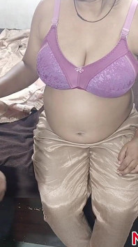 Ho strappato i collant della mia ragazza e ho schito la mia sborra sulla sua figa
