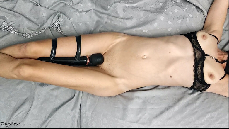 Toystest: Cewek sange ini lagi asik muasin memeknya pakai mainan seks...