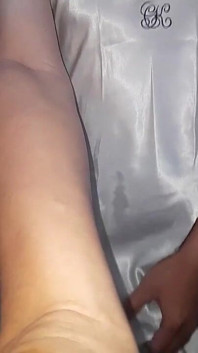 Satin blanc, lingerie longue, fétiche, éjaculation