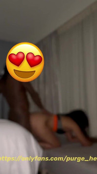 Amcığı o kadar ıslak ki odanın öbür ucundan duyabiliyorsun