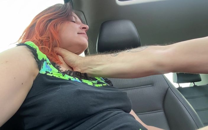 Elena studio: Atemspiel im auto auf einer Autobahn