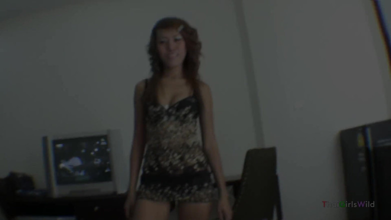 Thai Girls Wild: Kręcone włosy tajska dziewczyna uwielbia seks oklep