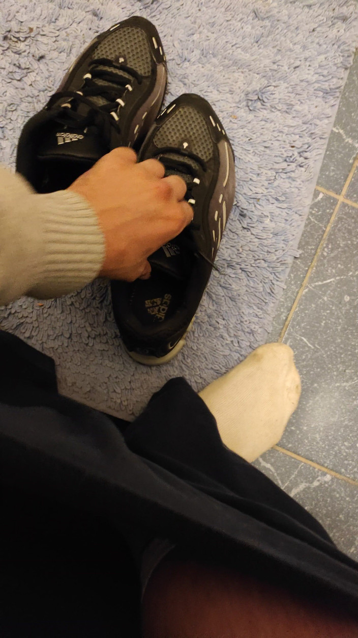 SmokedAlloy2: Dirtyjunkbro (dj -bro) no banheiro, totalmente molhado, meias mijadas sujas e sapatos...