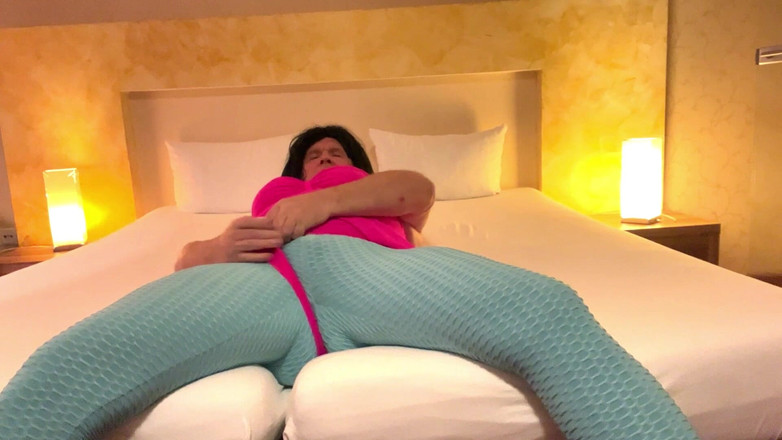 Nylon-Lottchen: Yatakta mayo ile yoga taytları