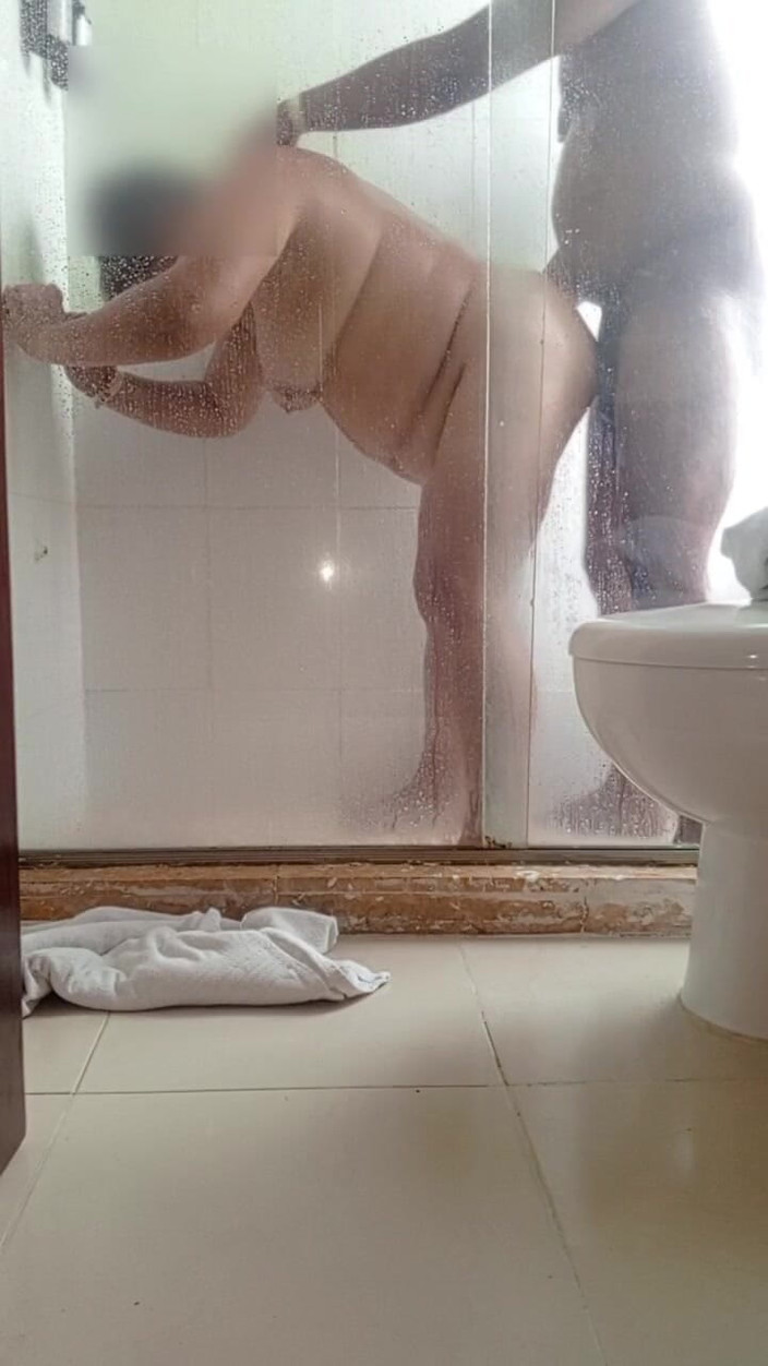 Milfta boohot: Šukání milf nevlastní matky v hotelové koupelně