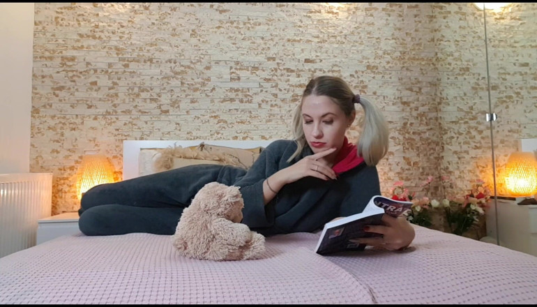 Erotic Tanya: Ma demi-sœur se fait péter devant la caméra