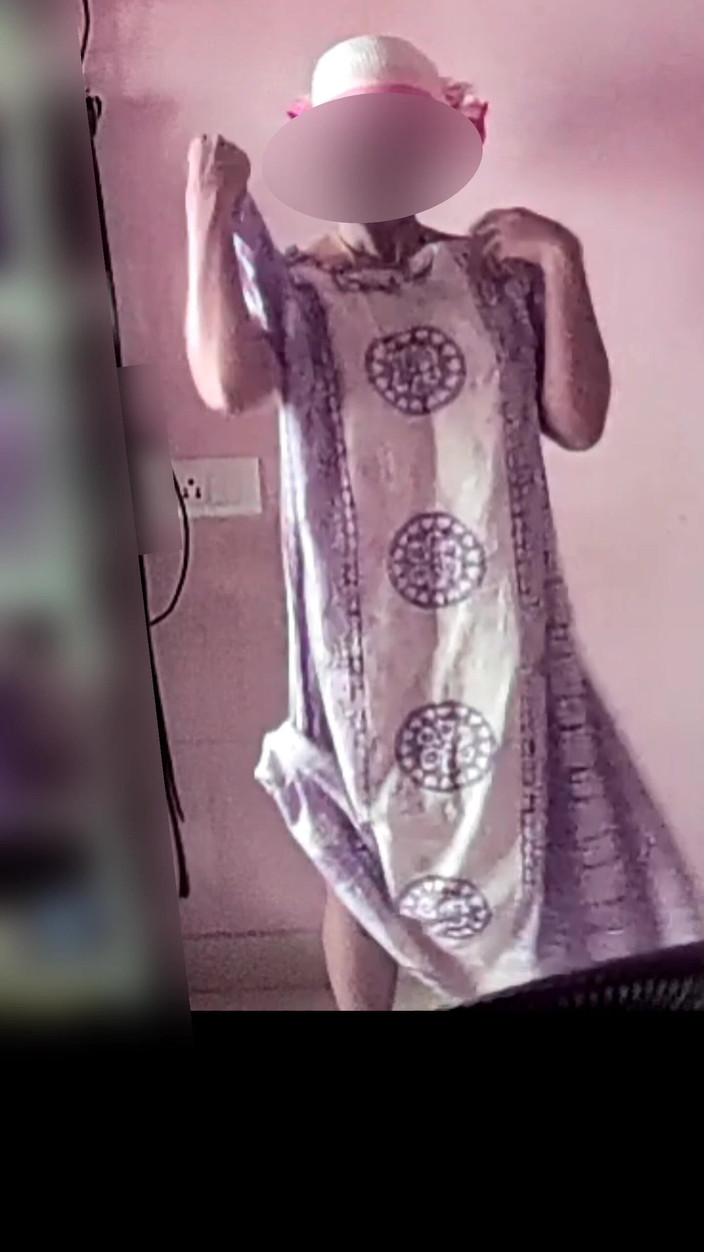 Black & white desicat: India infiel ama de casa de cuerpo sexy tentandome con...