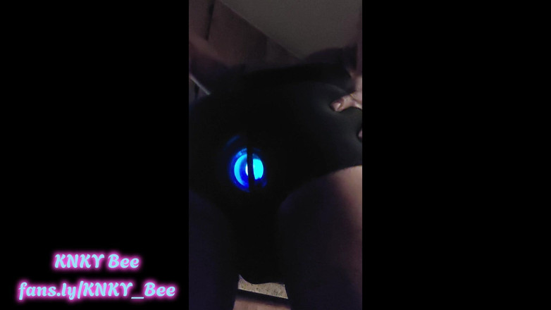 KNKY Bee: 흑인 대물 자지에게 따먹히는 핫한 변태 밀프