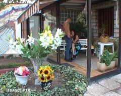 Rue Chaude: En mycket nymphobrunett gör ett ansikte under utlösning!