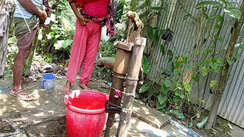 Real Time Enjoy: Saya mengongkek adik tiri kampung saya di luar semasa dia...